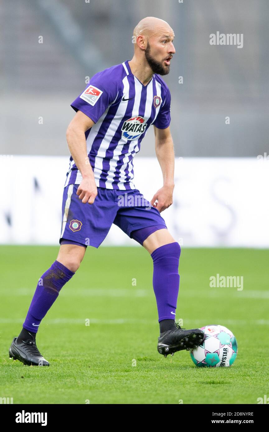Aue, Allemagne. 31 octobre 2020. Football: 2ème Bundesliga, Erzgebirge Aue - Holstein Kiel, 6ème jour de match, à l'Erzgebirgsstadion. Aue Philipp Riese joue le ballon. Credit: Sebastian Kahnert/dpa-Zentralbild/dpa - NOTE IMPORTANTE: Conformément aux règlements de la DFL Deutsche Fußball Liga et de la DFB Deutscher Fußball-Bund, il est interdit d'exploiter ou d'exploiter dans le stade et/ou à partir du jeu pris des photos sous forme d'images de séquences et/ou de séries de photos de type vidéo./dpa/Alay Live News Banque D'Images