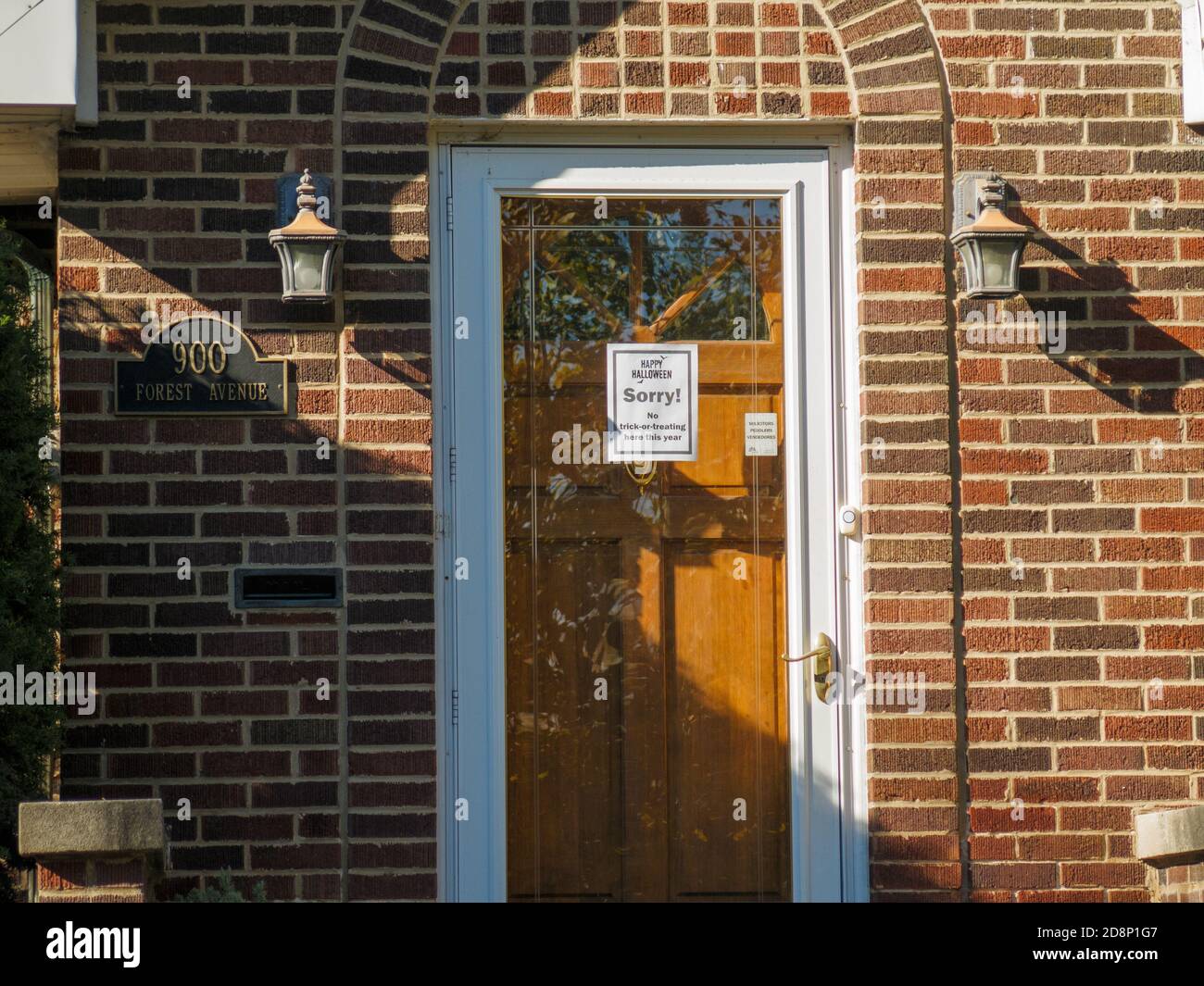 Aucun signe de trick ou de traitement sur les portes de la maison résidentielle pendant la pandémie COVID-19. Oak Park, Illinois. Banque D'Images