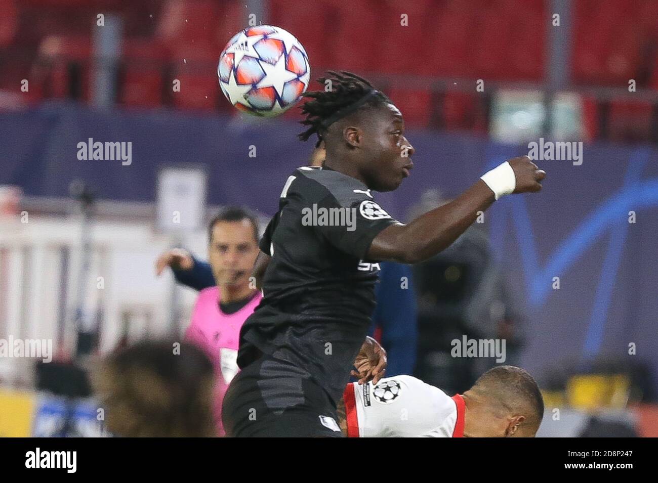 Jeremy Doku du Stade Rennais pendant la Ligue des champions de l'UEFA, la scène du Groupe, le match de football du Groupe E entre le Sevilla FC et le Stade Rennais le 28 octobre 2020 au stade Ramon Sanchez-Pizjuan à Séville, Espagne - photo Laurent Lairys / DPPIr Banque D'Images