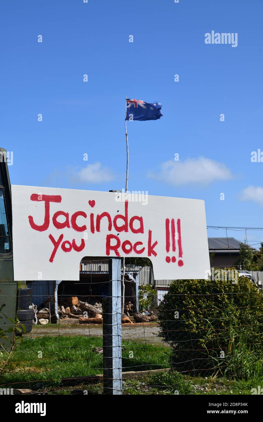 KUMARA, NOUVELLE-ZÉLANDE, 16 SEPTEMBRE 2020 : un partisan du Premier ministre néo-zélandais, Jacinda Adern, fait une déclaration à Kumara sur la côte ouest du pays Banque D'Images