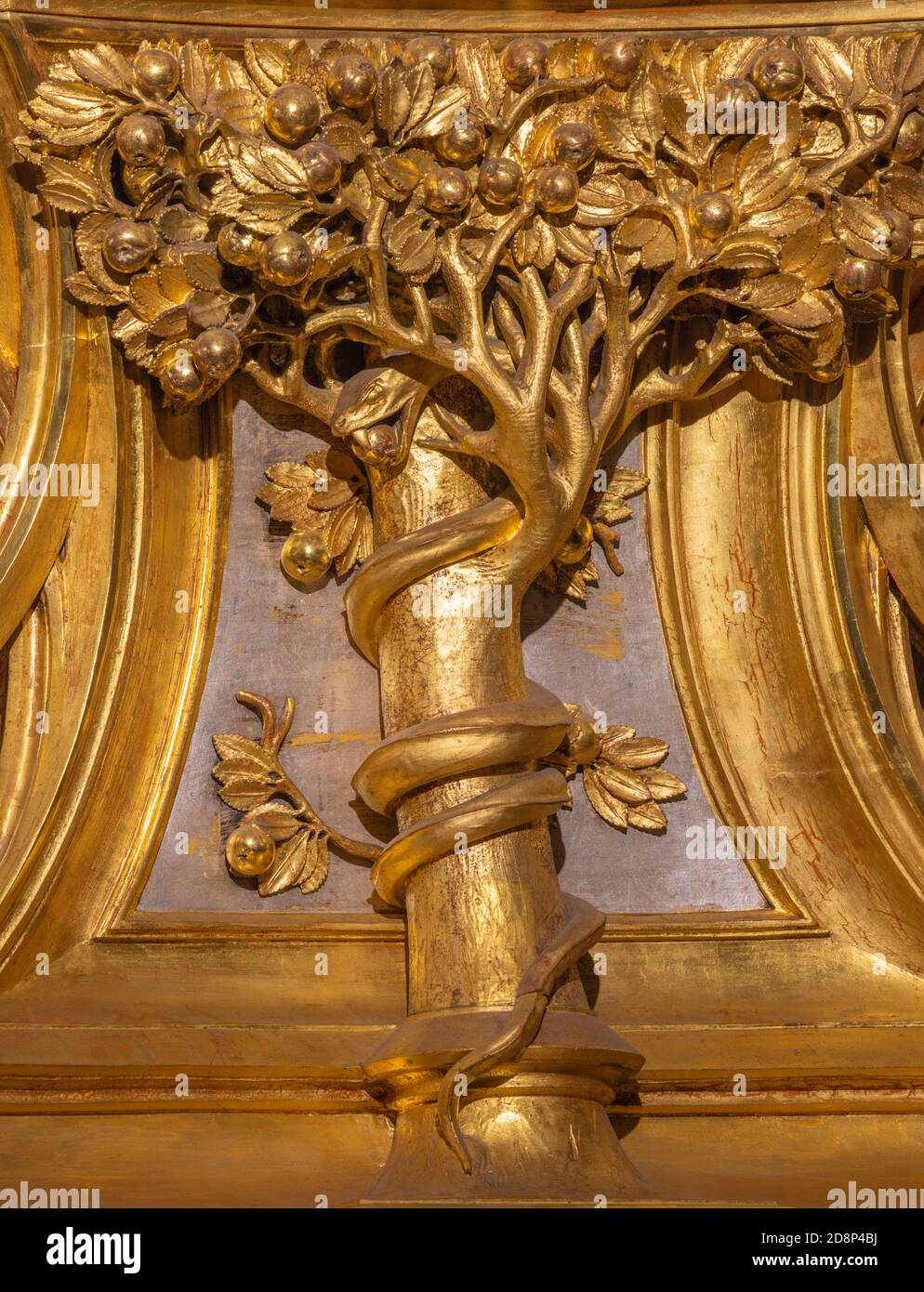 PRAGUE, RÉPUBLIQUE TCHÈQUE - 15 OCTOBRE 2018 : l'arbre de vie polychrome sculpté d'Eden sur l'autel de la siede dans l'église Bazilika svateho Petra a Pavla. Banque D'Images