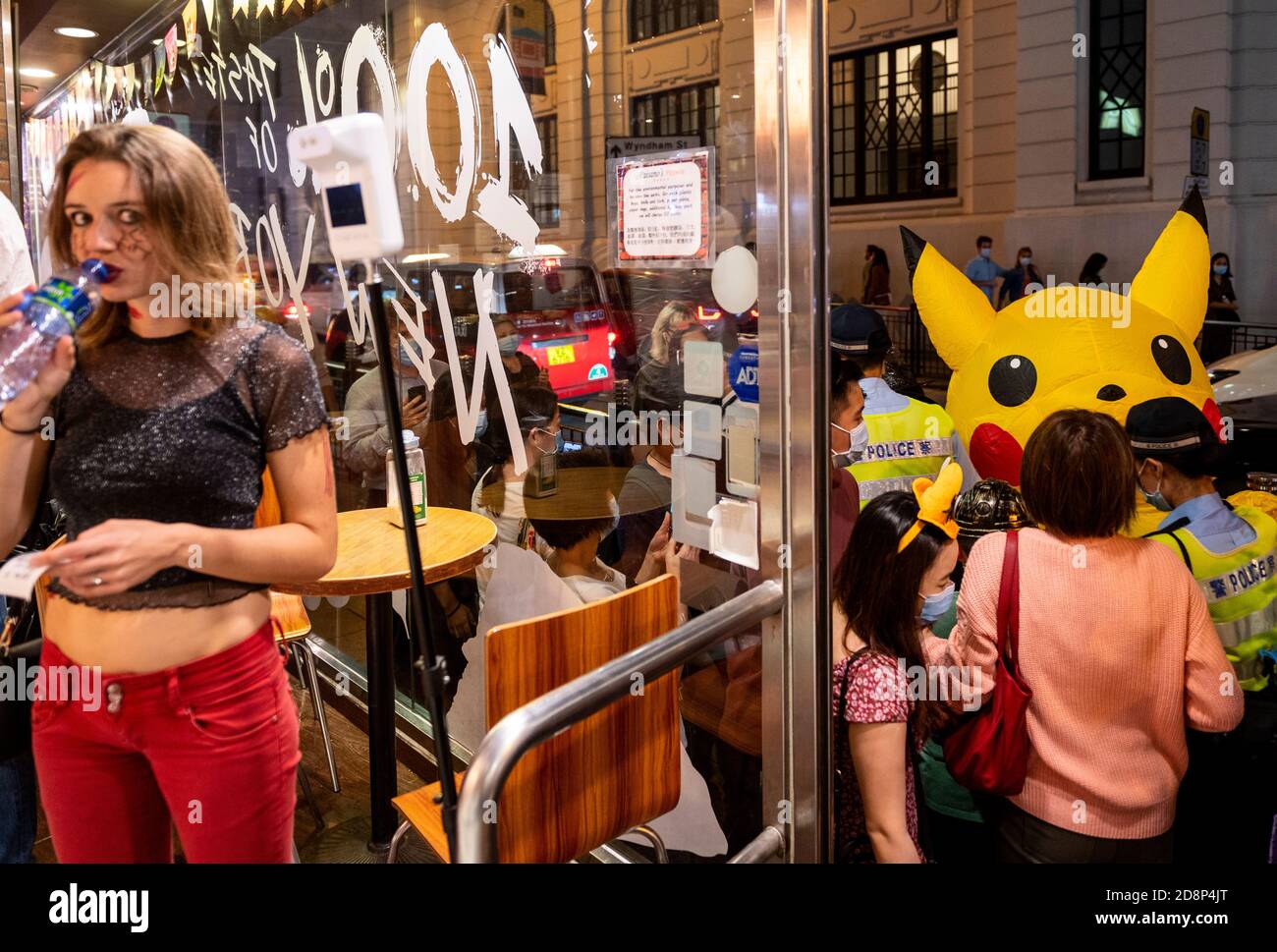 Une personne portant un costume de Pikachu vu le soir d'Halloween à Hong Kong. Banque D'Images