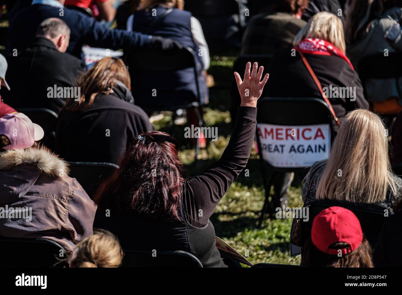 Canfield, Ohio, États-Unis. 31 octobre 2020. Les gens prient lors d'un événement Make America Great Again avec Ivanka Trump et le sénateur de l'Ohio Rob Portman, le samedi 31 octobre 2020 à l'extérieur du centre de carrière et technique du comté de Mahoning à Canfield, Ohio. La visite et la remarque viennent avec un peu moins de 72 heures restantes avant le jour des élections comme son père, l'actuel président Donald Trump fait une tournée tourbillonnante des États du champ de bataille du Midwest. Ivanka a déclaré à mi-discours, ' ''¦ c'est Halloween, donc j'avais l'intention d'obtenir l'un de ces principaux pays pour ramener des emplois dans l'Ohio. Crédit : Andrew Dolph/ZUMA Wire/Alay Live News Banque D'Images