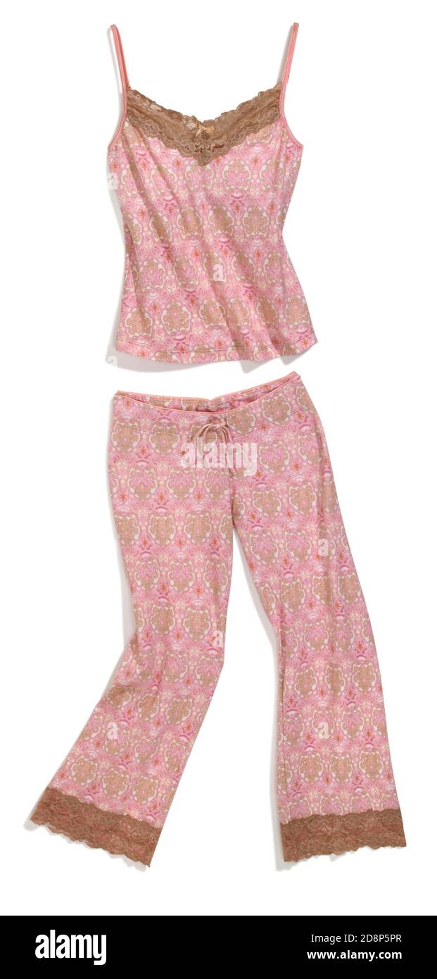 ensemble de pyjama en dentelle rose et marron avec caraco et pantalon photographié sur fond blanc Banque D'Images
