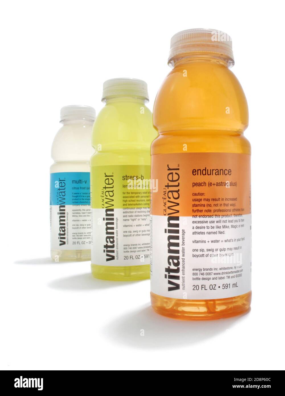 trois bouteilles d'eau vitaminée photographiées sur fond blanc Banque D'Images