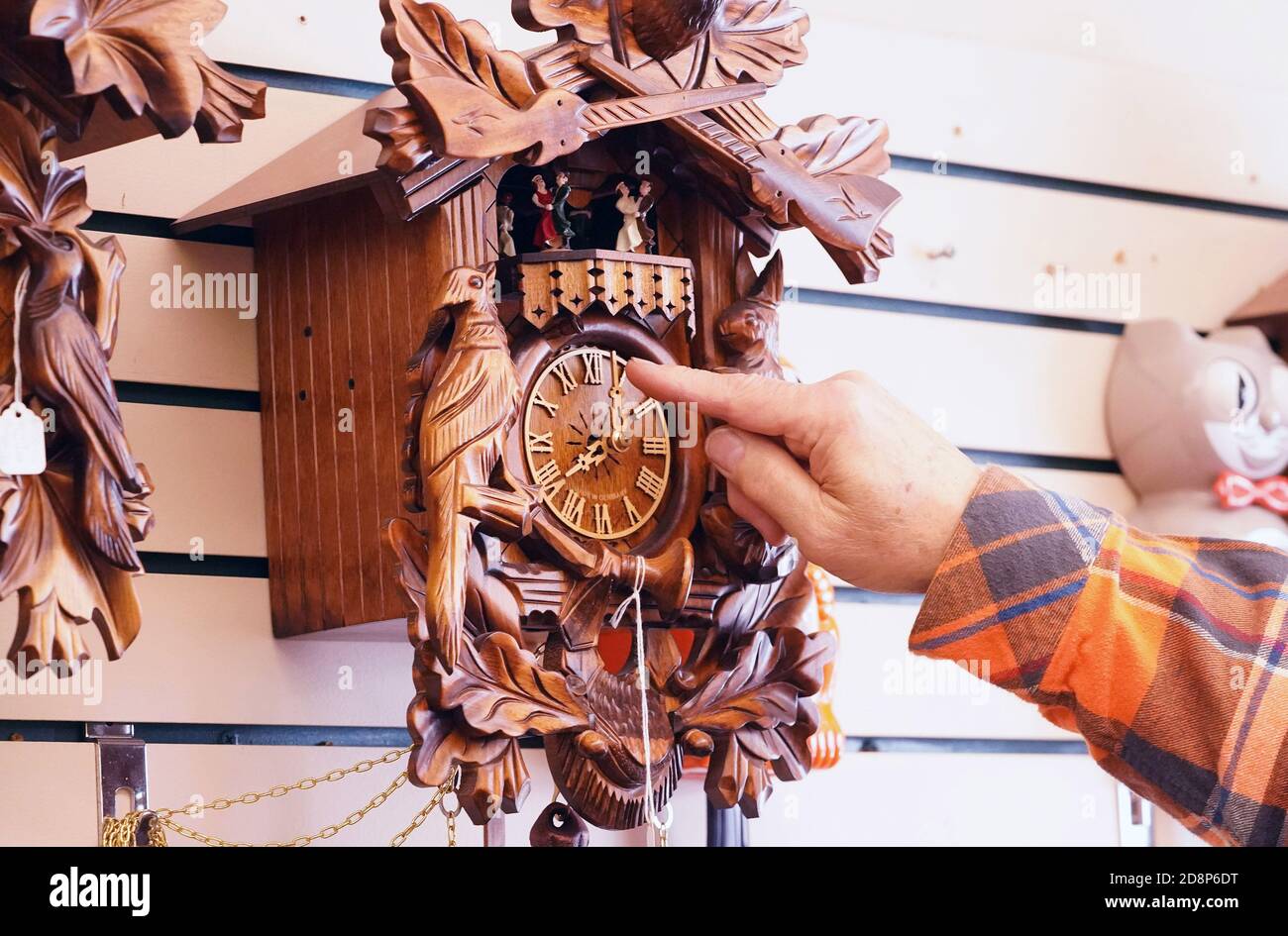 Brentwood, États-Unis. 31 octobre 2020. Le directeur Robert Good démontre la bonne façon de mettre en place une horloge en arrière d'une heure sur une horloge de Cuckoo à Time Keepers Clock Reréparer à Brentwood, Missouri, le samedi 31 octobre 2020. Cette année, les horloges sont réglées à nouveau d'une heure le 1er novembre 2020 pour terminer l'heure d'été. Photo par Bill Greenblatt/UPI crédit: UPI/Alay Live News Banque D'Images