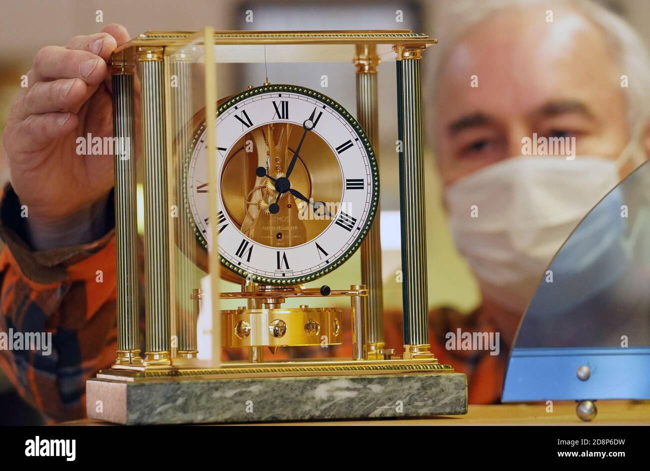 Brentwood, États-Unis. 31 octobre 2020. Le directeur Robert Good démontre la bonne façon de remettre une horloge en place une heure sur une horloge Atmos, à Time Keepers Clock Rerépare à Brentwood, Missouri, le samedi 31 octobre 2020. Cette année, les horloges sont réglées à nouveau d'une heure le 1er novembre 2020 pour terminer l'heure d'été. Photo par Bill Greenblatt/UPI crédit: UPI/Alay Live News Banque D'Images