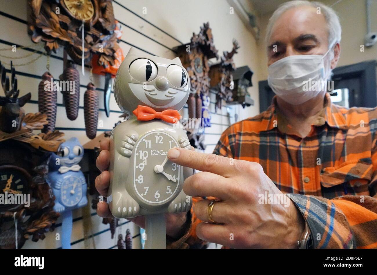 Brentwood, États-Unis. 31 octobre 2020. Le directeur Robert Good démontre la bonne façon de remettre une horloge en place une heure sur une Felix The Cat Clock at Time Keepers Clock Rerépare à Brentwood, Missouri, le samedi 31 octobre 2020. Cette année, les horloges sont réglées à nouveau d'une heure le 1er novembre 2020 pour terminer l'heure d'été. Photo par Bill Greenblatt/UPI crédit: UPI/Alay Live News Banque D'Images