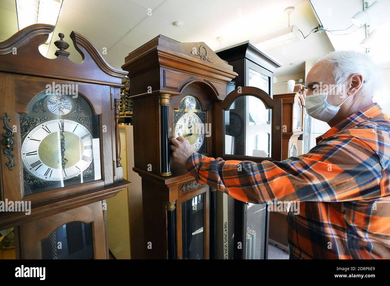 Brentwood, États-Unis. 31 octobre 2020. Le gérant Robert Good replace les horloges de grand-père une heure à temps Keepers Clock Rerépare à Brentwood, Missouri, le samedi 31 octobre 2020. Cette année, les horloges sont réglées à nouveau d'une heure le 1er novembre 2020 pour terminer l'heure d'été. Photo par Bill Greenblatt/UPI crédit: UPI/Alay Live News Banque D'Images