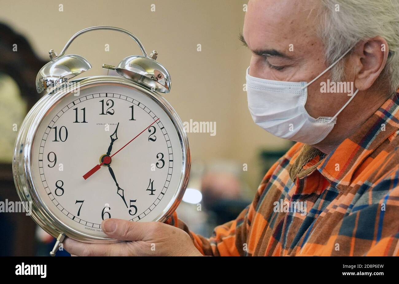 Brentwood, États-Unis. 31 octobre 2020. Le directeur Robert Good démontre la bonne façon de régler une heure de retour sur un grand réveil, à Time Keepers Clock Rerépare à Brentwood, Missouri, le samedi 31 octobre 2020. Cette année, les horloges sont réglées à nouveau d'une heure le 1er novembre 2020 pour terminer l'heure d'été. Photo par Bill Greenblatt/UPI crédit: UPI/Alay Live News Banque D'Images