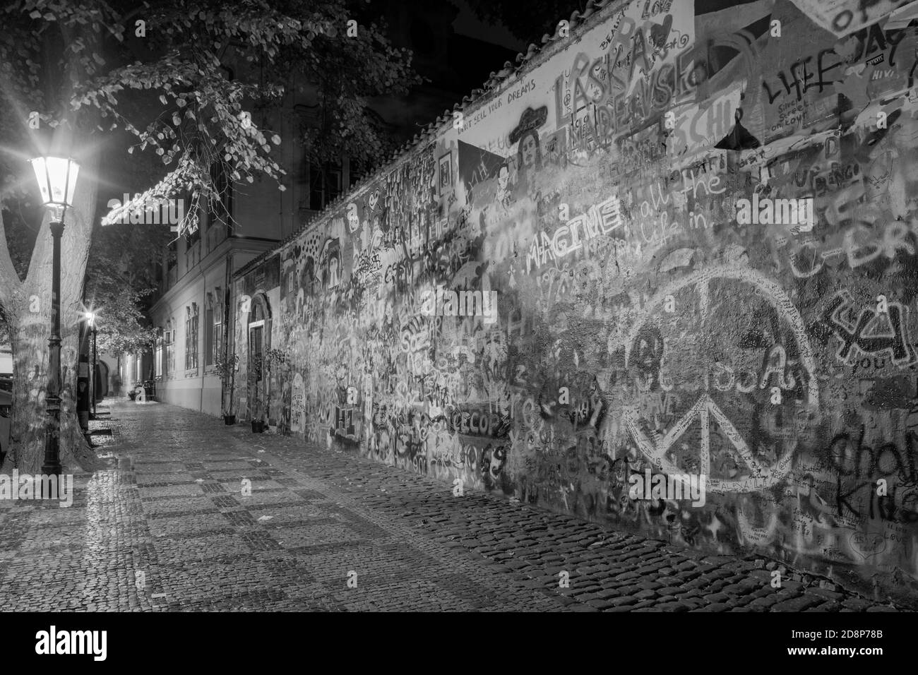 PRAGUE, RÉPUBLIQUE TCHÈQUE - 17 OCTOBRE 2018 : le mur de paix de John Lennon créé en 1980. Banque D'Images