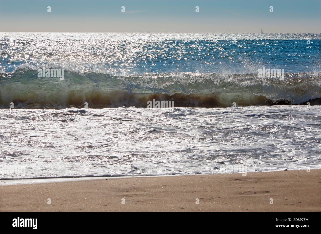 Palma de Majorque - la vague et les yathts dans le rétroéclairage. Banque D'Images