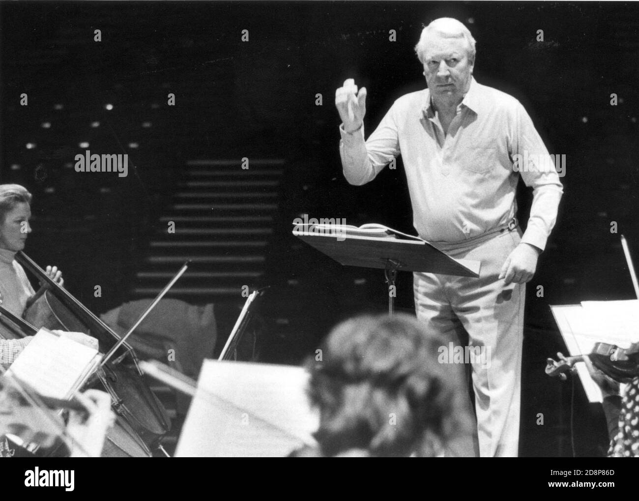 L'ANCIEN PREMIER MINISTRE TED HEATH DIRIGE L'ORCHESTRE DE CONCERT DE LONDRES AU CHICHESTER FESTIVAL THEATRE. 1983 Banque D'Images