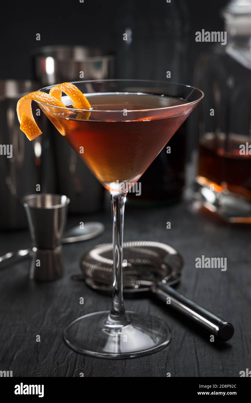 Cocktail Manhattan avec une touche orange pour décorer Banque D'Images