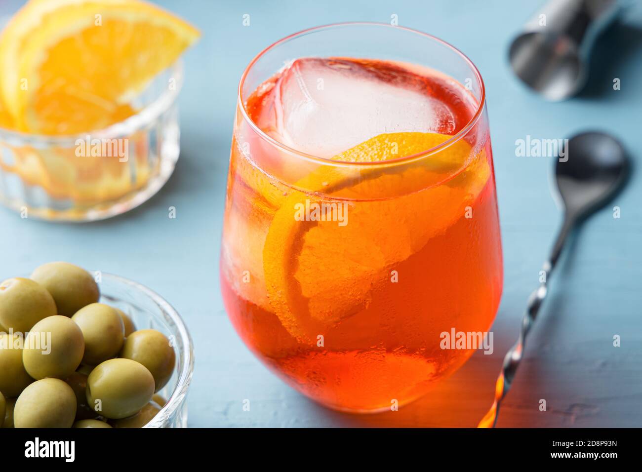 Verre de cocktail apéritif froid avec quelques olives tableau bleu Banque D'Images
