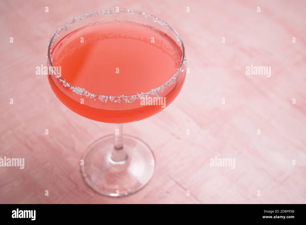 Cocktail de Margarita rouge sur fond rose Banque D'Images