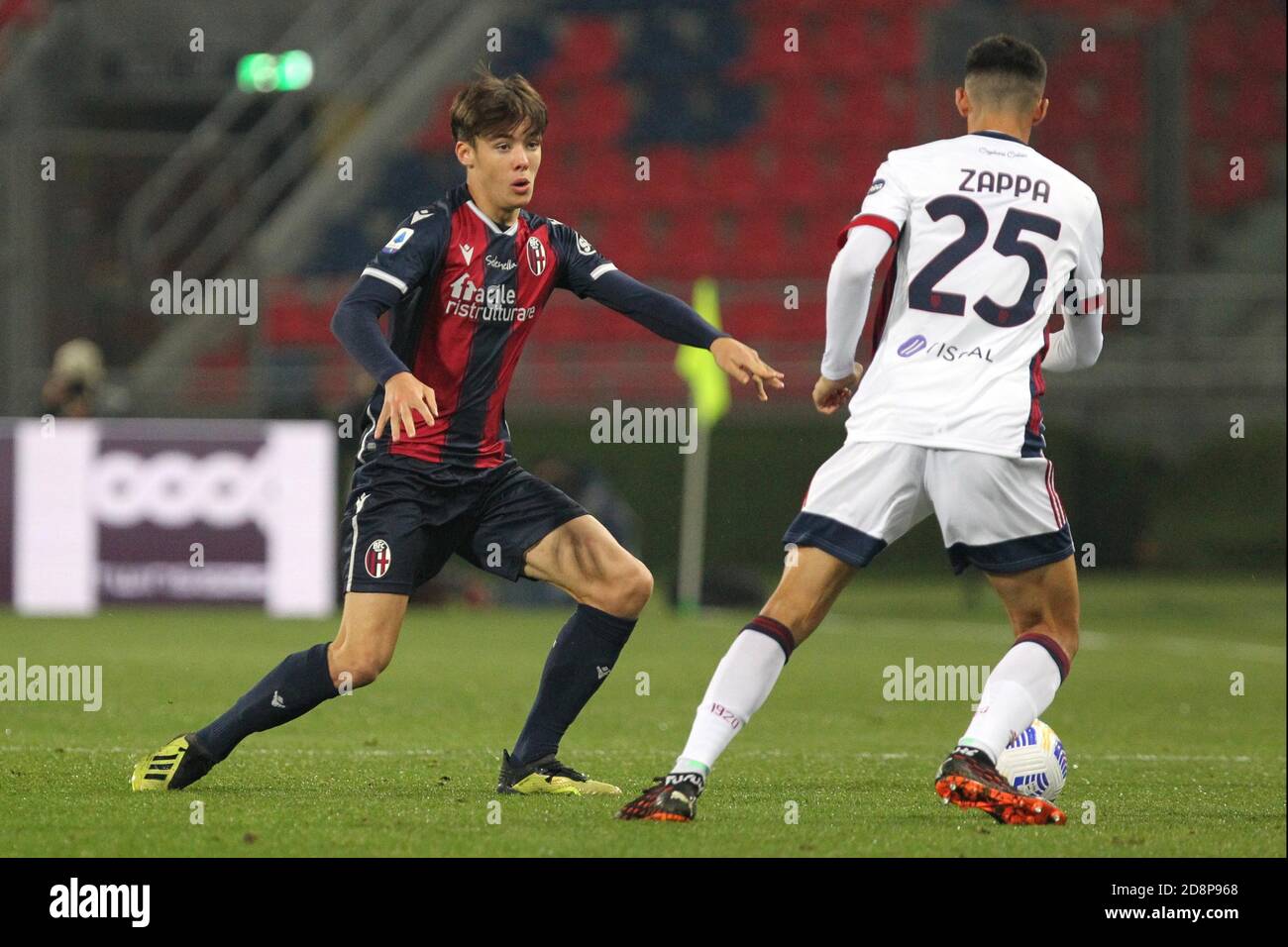 Aaron Hickey (L) de Bologne pendant la série italienne UN match de football Bologna FC vs Cagliari Calcio au stade Renato Dall'Ara de Bologne, Italie, 31 octobre 2020. - photo Michele Nucci crédit: LM/Michele Nucci/Alay Live News Banque D'Images