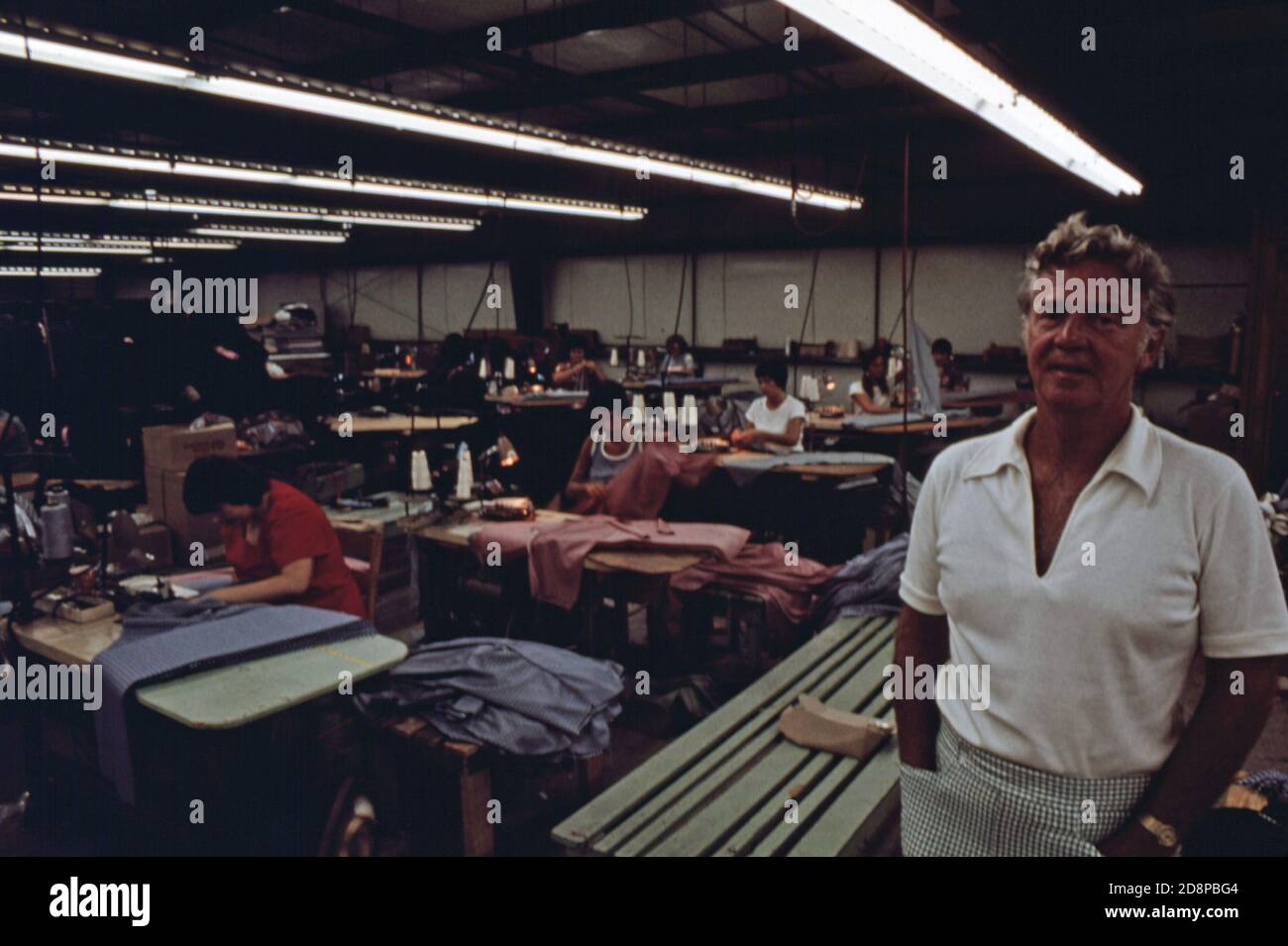« Jimmy Wilkins, président et fondateur d'Orbit Manufacturing co. À Helen, en Géorgie, près de Robertstown. Il a créé la société de vêtements de sport en 1962 et emploie maintenant 130 personnes dans les environs. Quiconque cherche un emploi à Helen et « n'a pas envie de travailler » peut trouver un emploi dans son usine. M. Wilkins a déclaré que son entreprise était un chef de file dans la décision des responsables locaux, des hommes d'affaires et des résidents de rénover le quartier d'affaires sur le thème alpestre bavarois. Banque D'Images