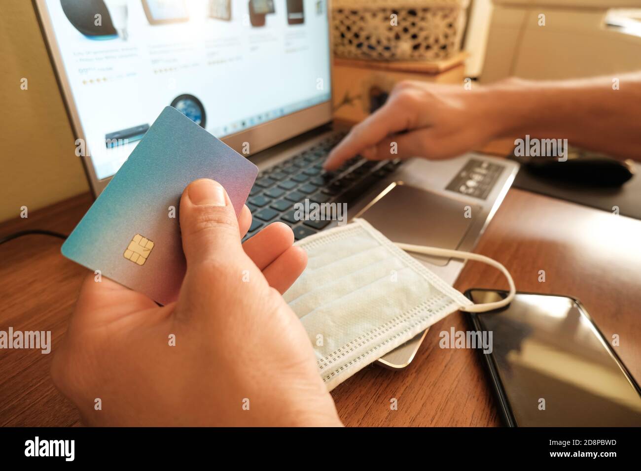 Rome,italie - octobre 30 2020: Homme utiliser la carte de crédit de visa pour le paiement web sur ordinateur portable, commerce électronique technique Banque D'Images