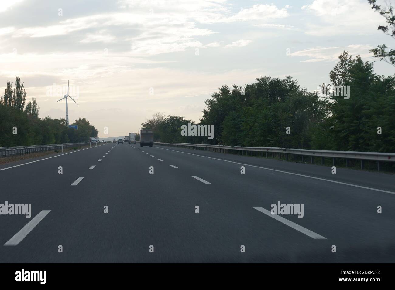 Autoroute et éolienne en bord de route Banque D'Images