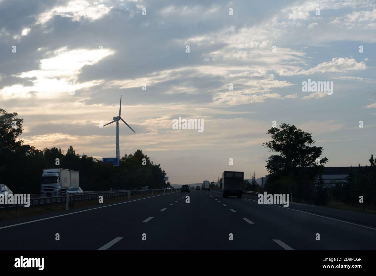 Autoroute et éolienne en bord de route Banque D'Images