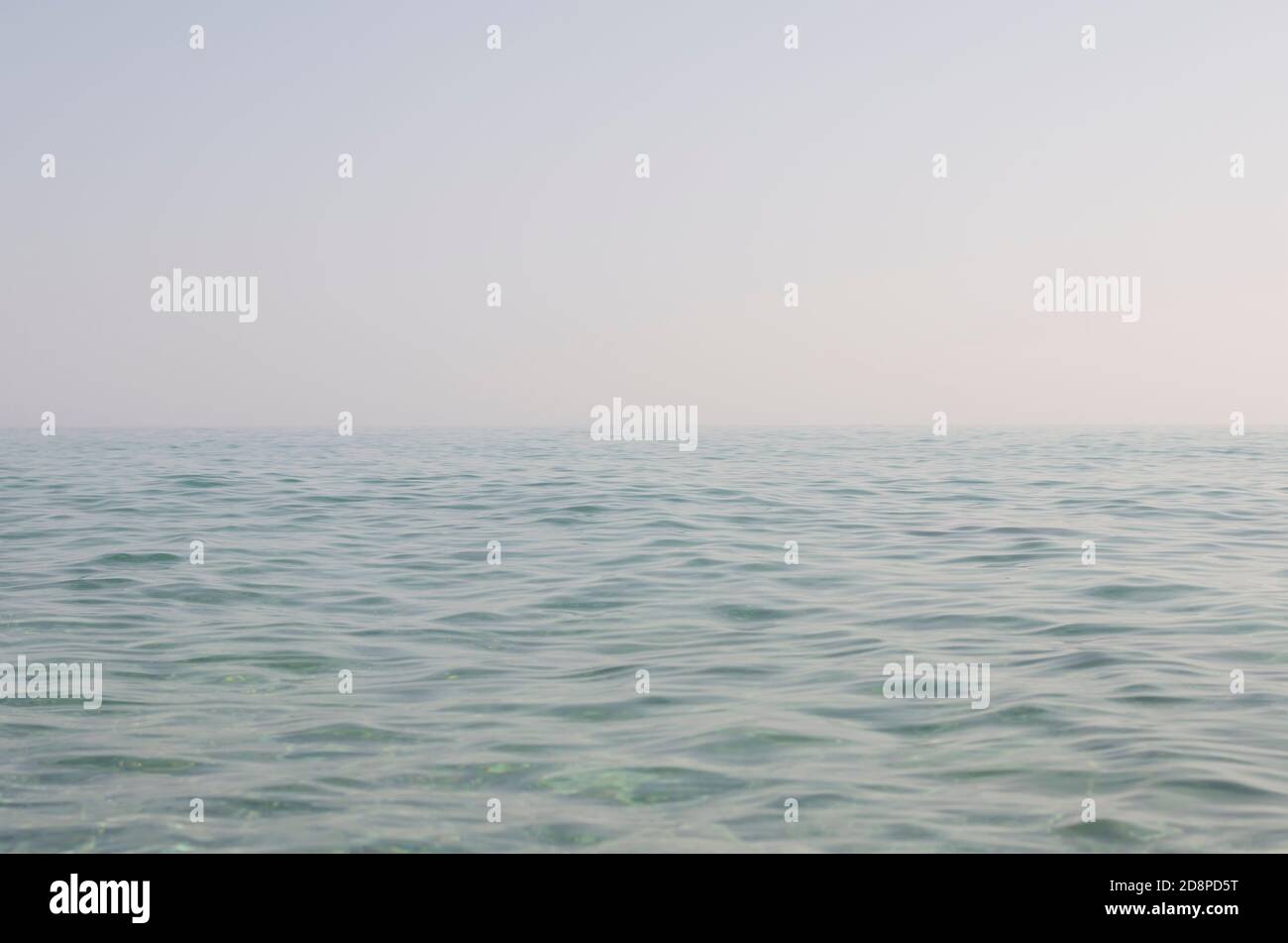 une mer sans fin bleu clair et calme à l'horizon Banque D'Images
