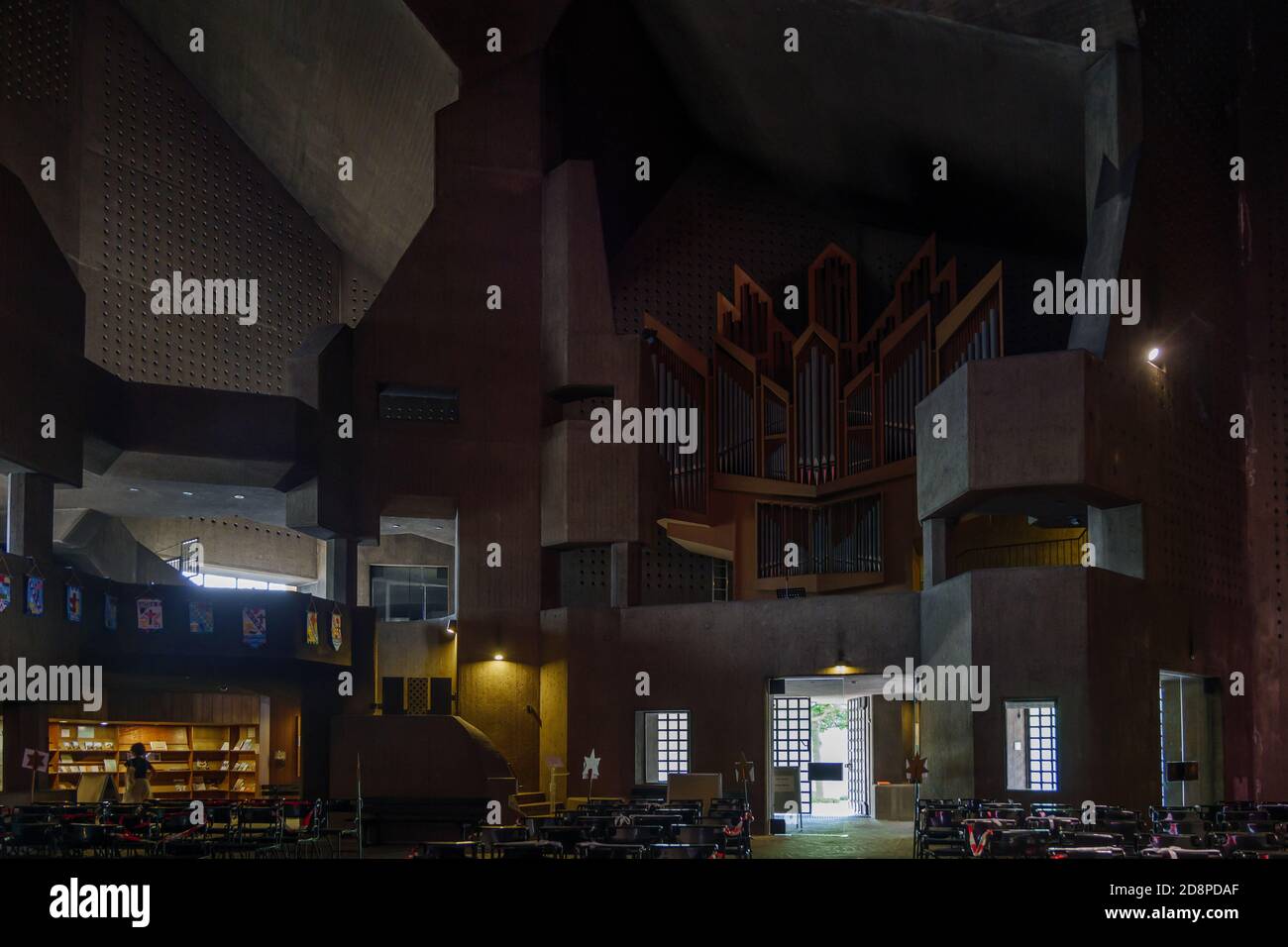 Vue intérieure de Mariendom, monument et célèbre église avec le béton de massy, le style architectural brutaliste a été conçu par Gottfried Böhm. Banque D'Images