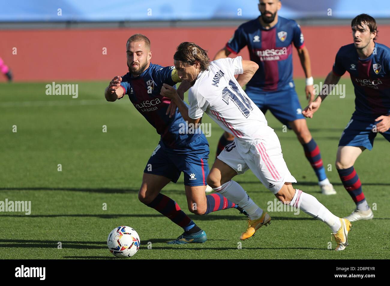 Madrid, Espagne. 31 octobre 2020. Le Luka Modric (à l'avant) du Real Madrid  vie avec Jorge Pulido (à l'avant) de Huesca lors d'un match de la ligue  espagnole de football entre Real