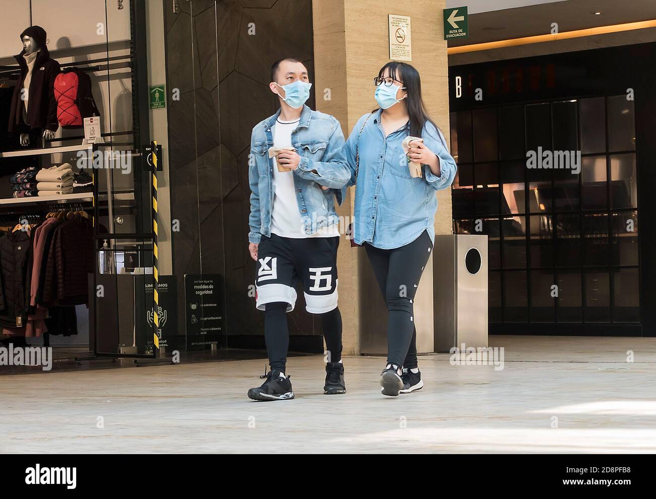 Deux personnes dans le centre commercial Antara, Mexico, Mexique, avec des masques pendant la pandémie Covid-19 Banque D'Images