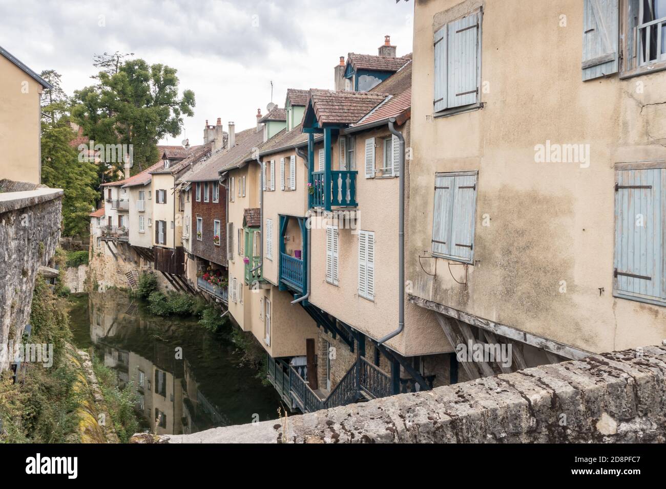 La Cucroissance et son barrage dans le village historique d'Arbois, Jura, France Banque D'Images