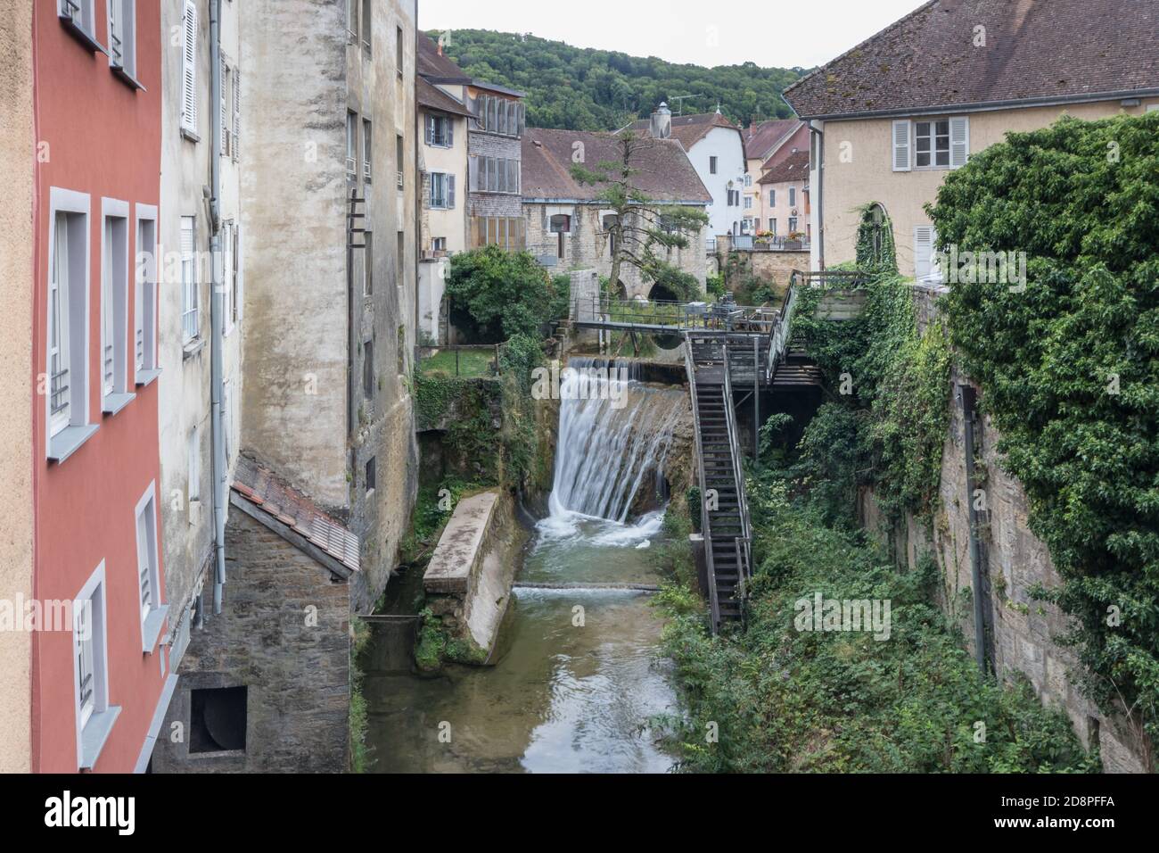 La Cucroissance et son barrage dans le village historique d'Arbois, Jura, France Banque D'Images