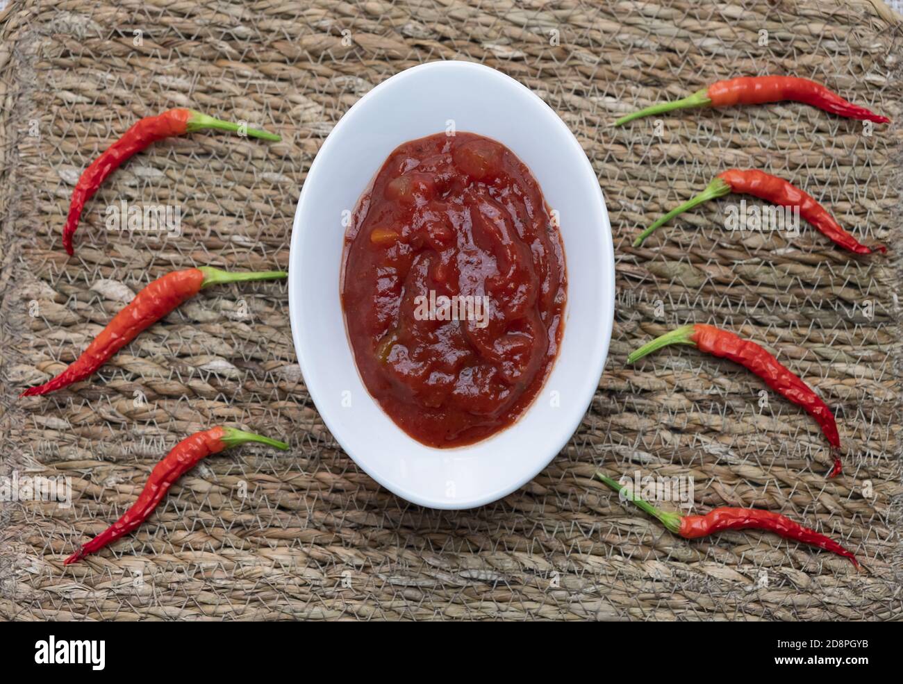 Pondre à plat de piments rouges avec sauce Chili un plateau blanc Banque D'Images