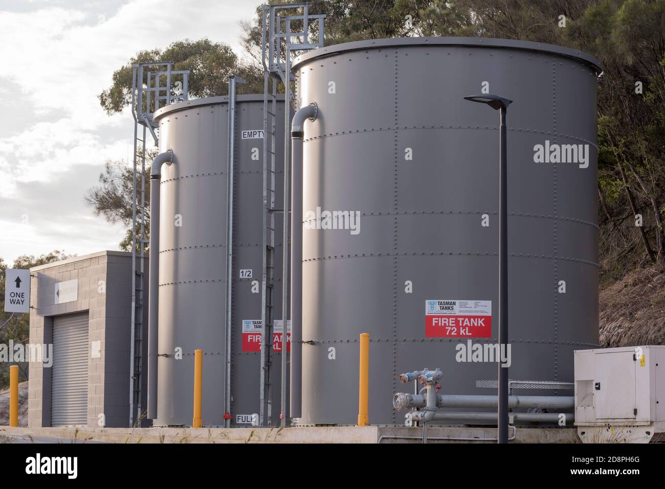 Réservoirs d'eau de lutte contre les incendies doubles de 70,000 litres au-dessus du sol au centre de recyclage et de traitement des déchets de Sydney, le Kimbriki Resource Recovery Centre en Australie Banque D'Images