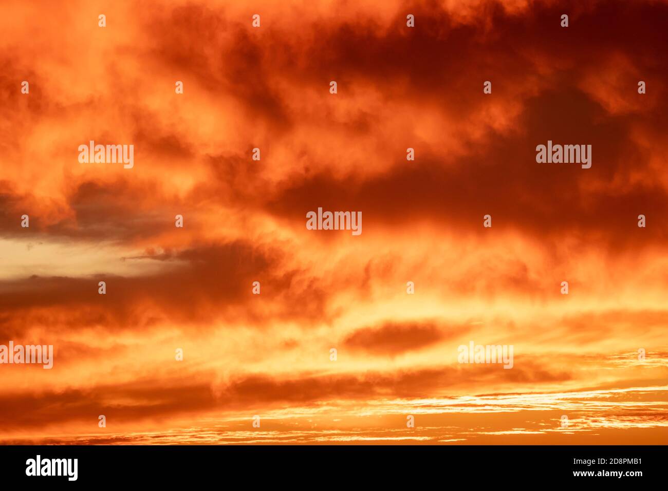Spectaculaire rouge orangé coucher de soleil ciel nuageux Banque D'Images