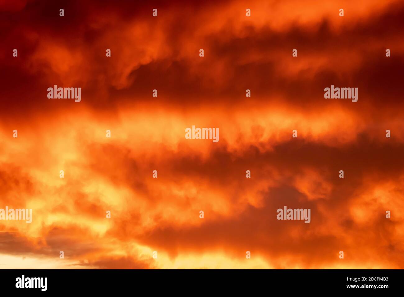 Spectaculaire rouge orangé coucher de soleil ciel nuageux Banque D'Images