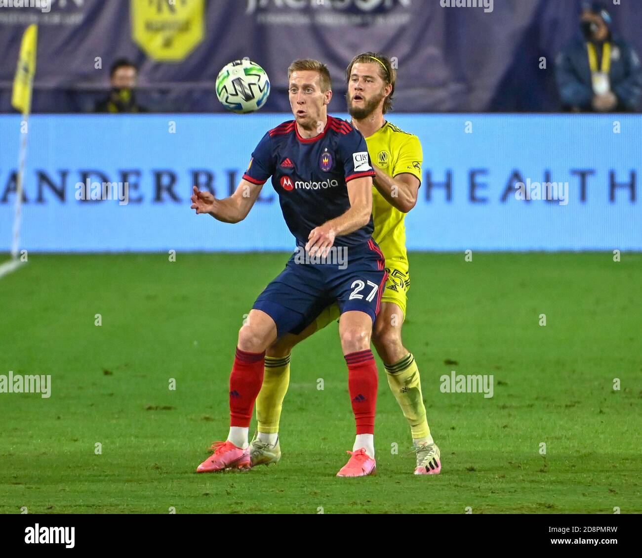 Nashville, Tennessee, États-Unis. 31 octobre 2020. Robert Beric (27 ans), attaquant de Chicago, et Walker Zimmerman (25 ans), défenseur de Nashville, se battent pour le contrôle du ballon lors du match MLS entre le Chicago Fire et le Nashville SC au Nissan Stadium de Nashville, TN. Kevin Langley/CSM/Alamy Live News Banque D'Images