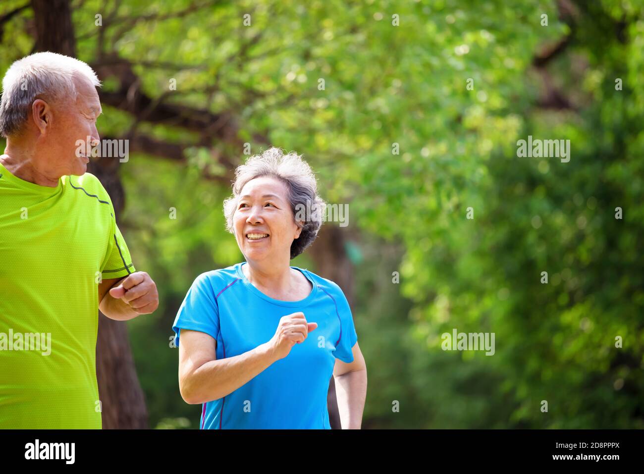 Couple asiatique senior jogging dans le parc naturel Banque D'Images