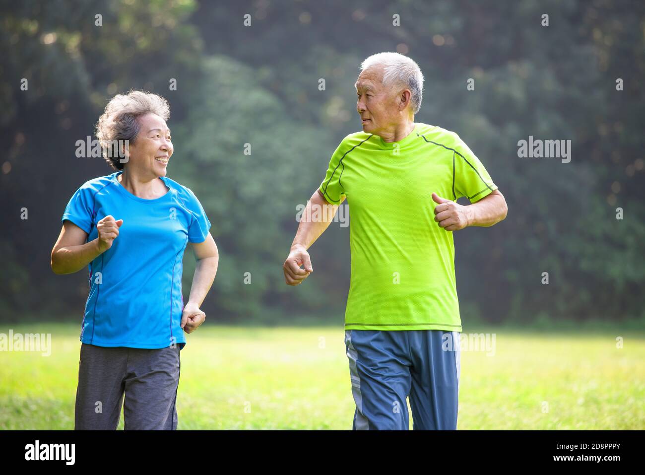 Couple asiatique senior jogging dans le parc naturel Banque D'Images