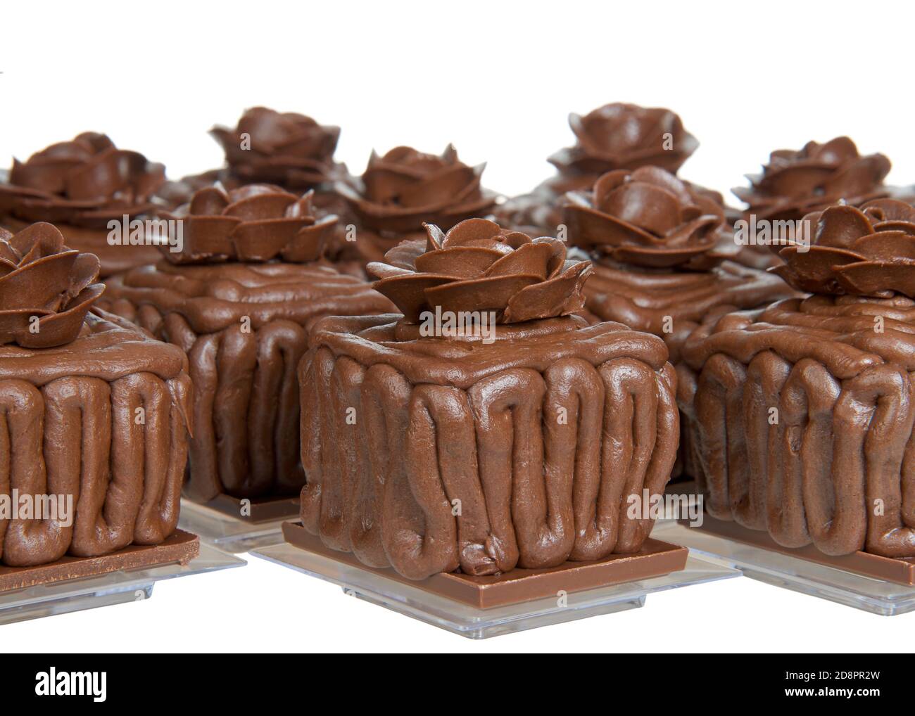 Cupcakes Carres De Gateau Au Chocolat Sur Une Barre De Bonbons Au Chocolat Depolie Avec La Glacage Au Chocolat Rose Au Chocolat Fait A La Main Sur Le Dessus Assis Sur Des