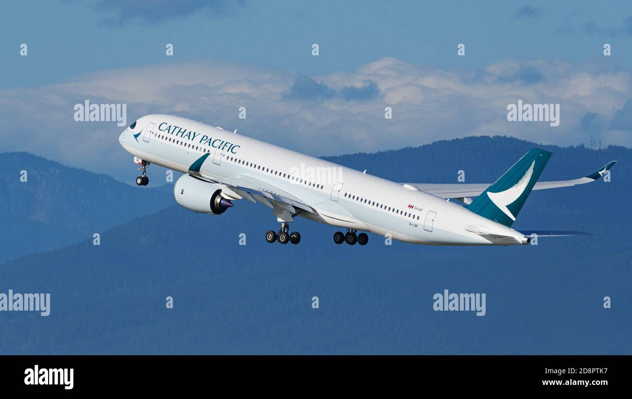 Richmond, Colombie-Britannique, Canada. 30 octobre 2020. Un Airbus A350-900 de Cathay Pacific Airways (B-LQF) aéroporté après le décollage de l'aéroport international de Vancouver sur un vol de Vancouver à Hong Kong. Crédit : Bayne Stanley/ZUMA Wire/Alay Live News Banque D'Images