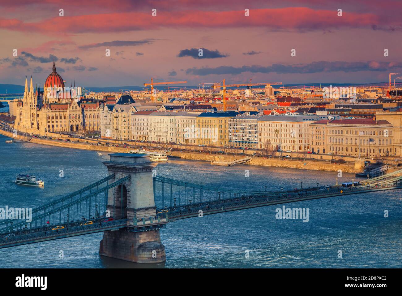 Vue imprenable depuis le château de Buda avec pont de chaîne sur le Danube et le célèbre bâtiment du Parlement, Budapest, Hongrie, Europe Banque D'Images