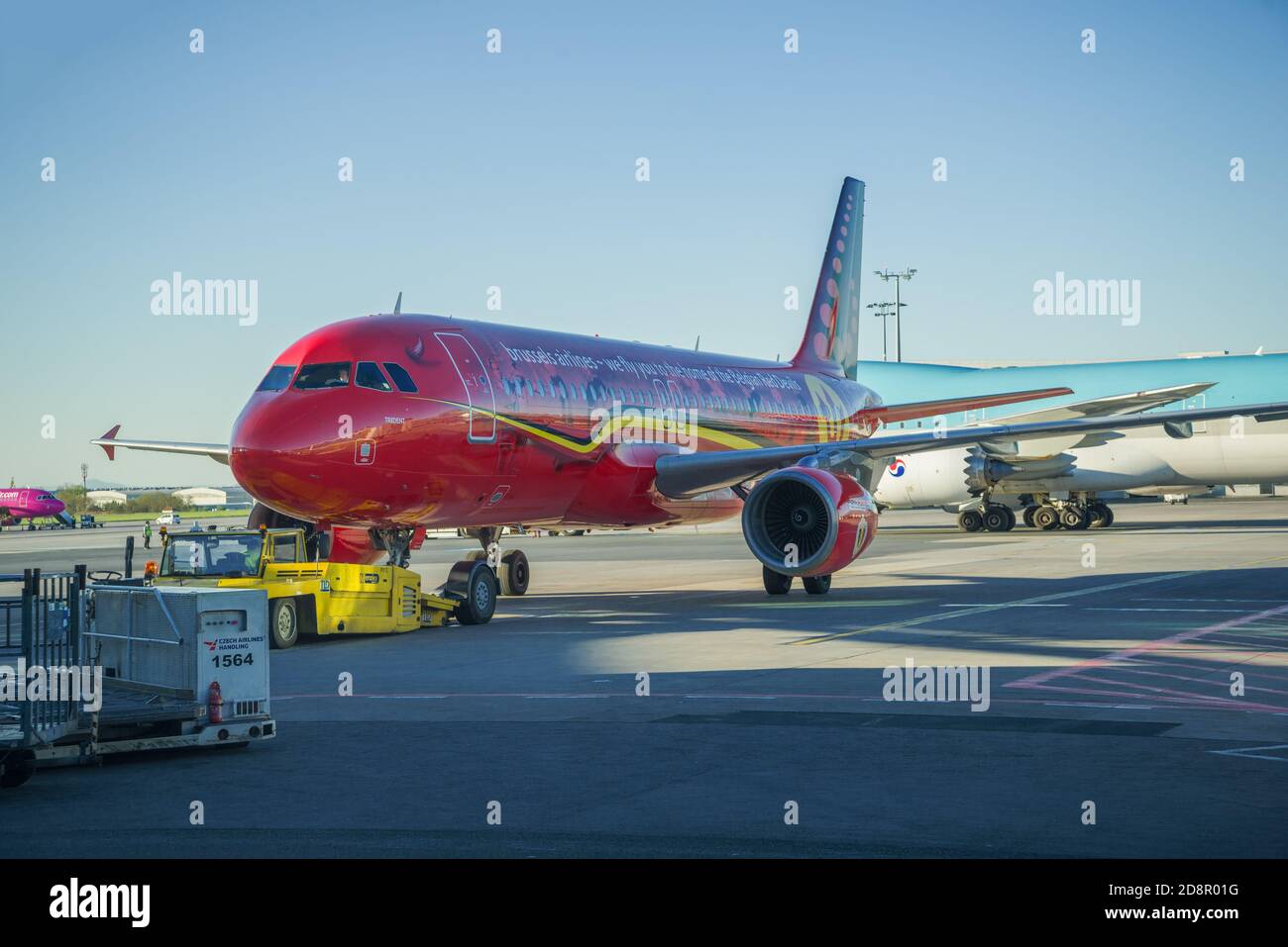 PRAGUE, RÉPUBLIQUE TCHÈQUE - 30 AVRIL 2018 : Airbus A320 (OO-SNA) de Brussels Airline, peint dans une décoration spéciale en l'honneur de la Footba nationale belge Banque D'Images