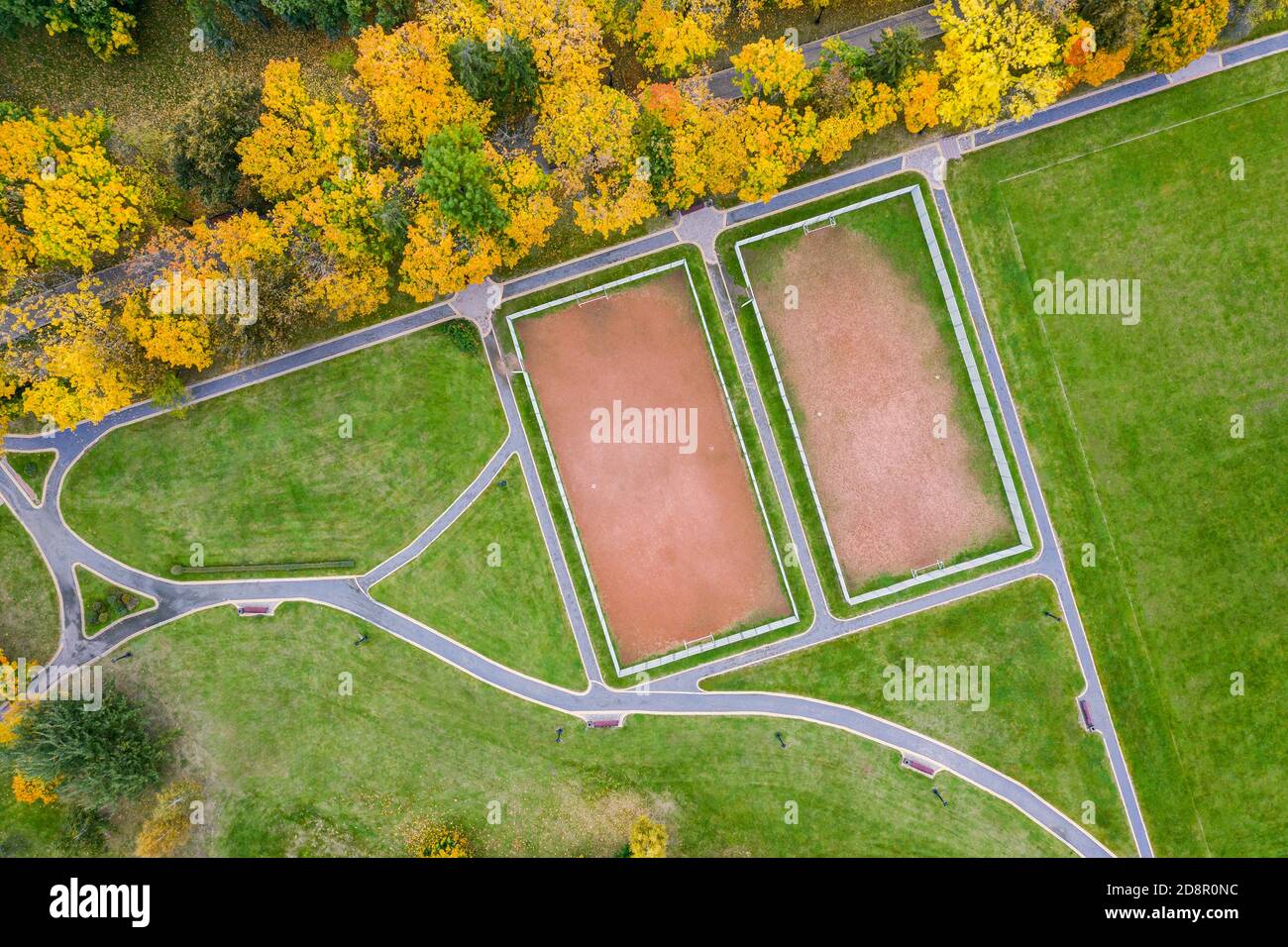 deux terrains de sports publics pour le football dans un parc d'automne coloré. vue du dessus photo aérienne Banque D'Images