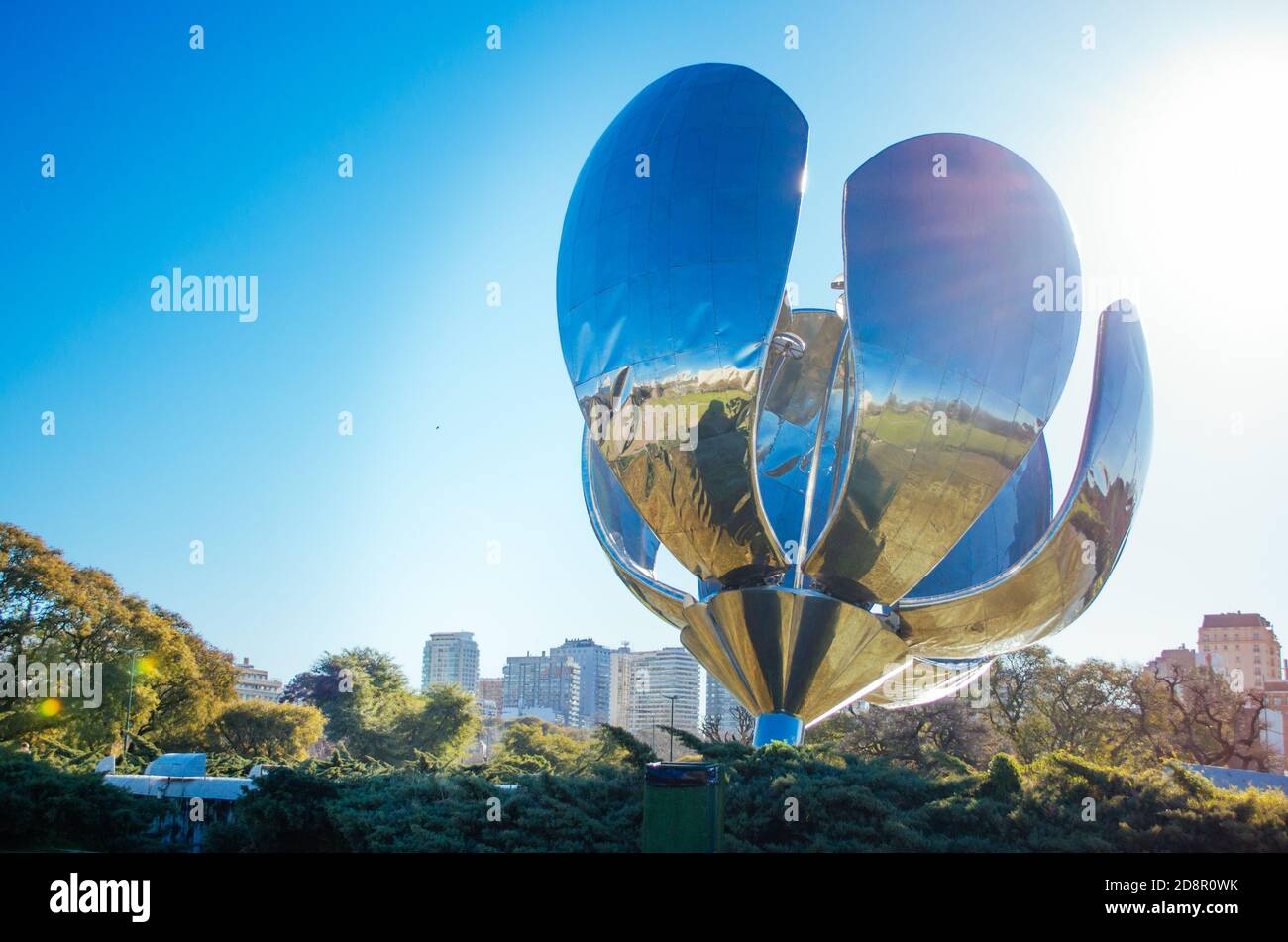Buenos Aires, Argentina - situé sur la Plaza de las Naciones Unidas, Floralis Generica est une sculpture en acier inoxydable et en aluminium avec une partie d'opène Banque D'Images