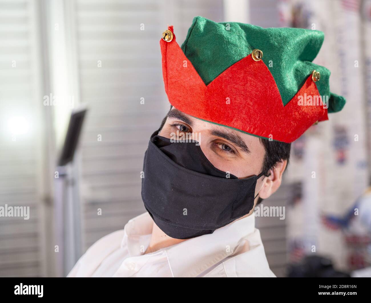 Homme caucasien portant un chapeau du0027elfe et un masque dedans Noël 