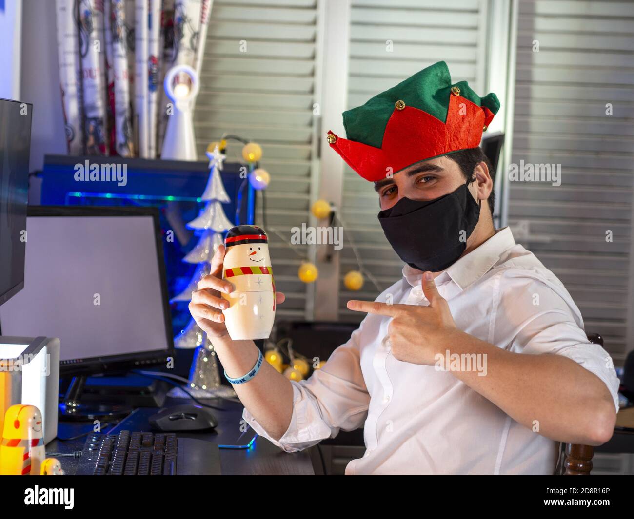 Homme caucasien portant un chapeau du0027elfe et un masque dedans Noël 
