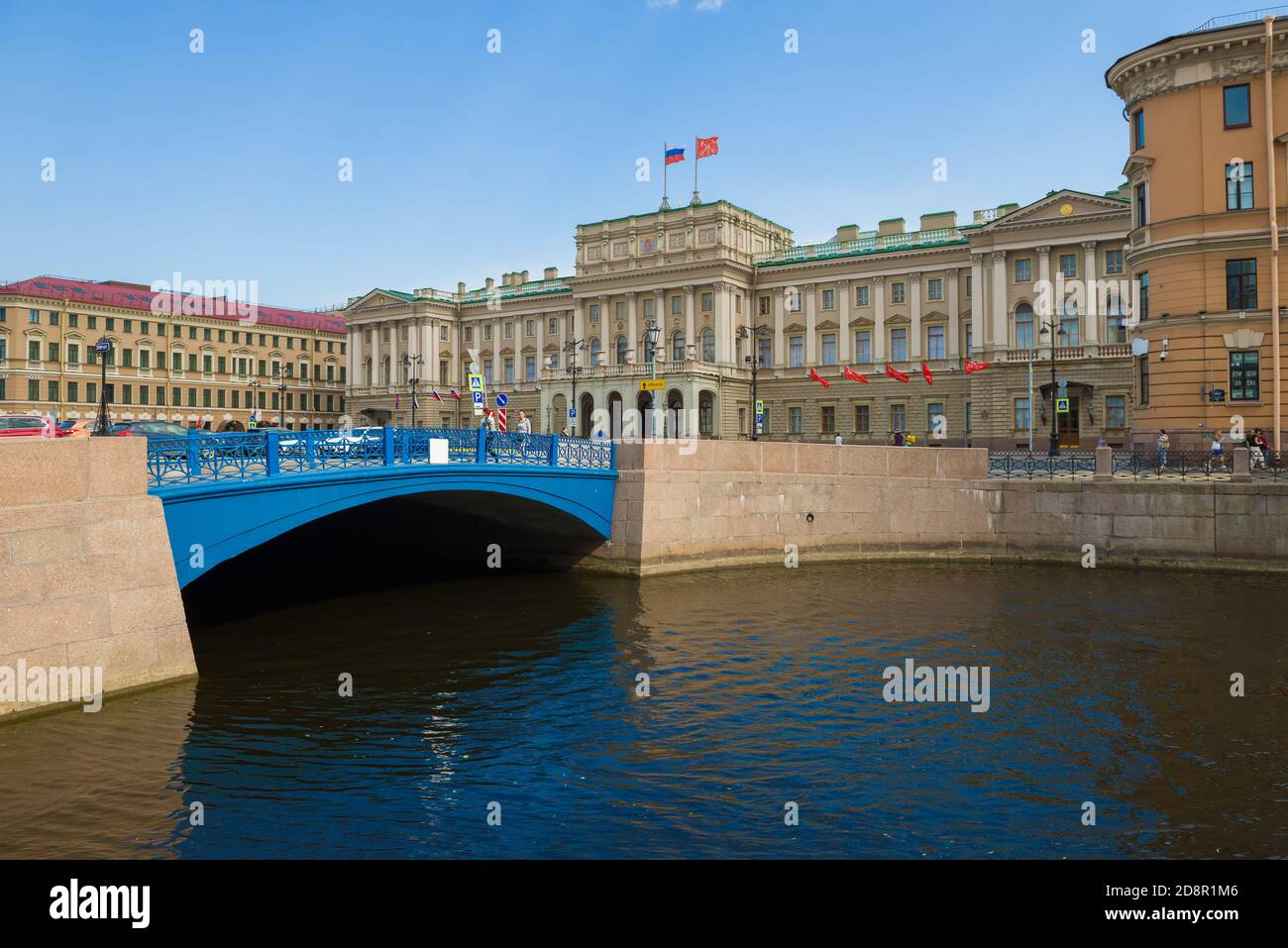 SAINT-PÉTERSBOURG, RUSSIE - 19 JUIN 2020 : vue sur le Pont Bleu et le Palais Mariinsky, un après-midi de juin Banque D'Images