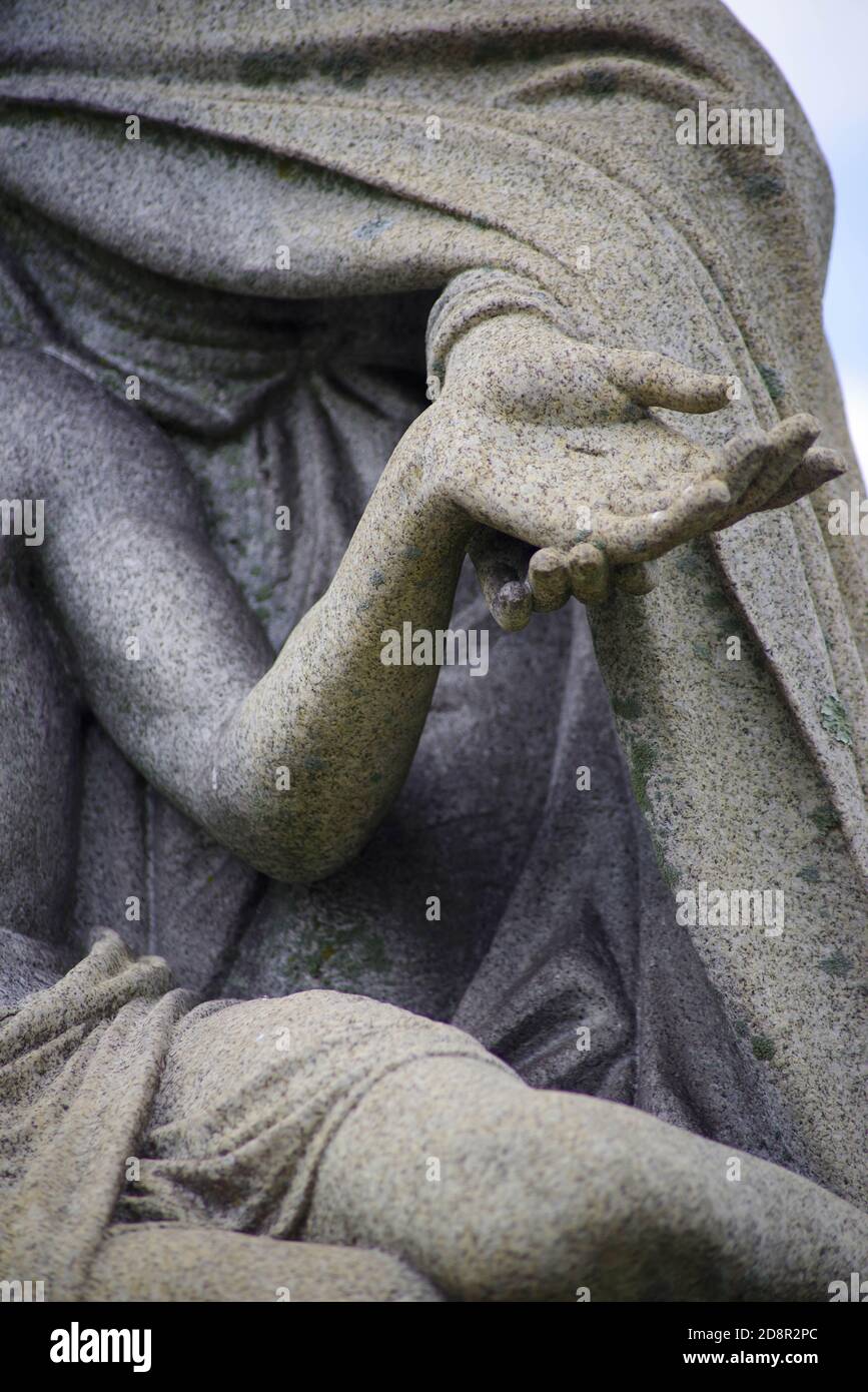 Gros plan de Marie tenant la main de Jésus avec stigmata dans la statue du cimetière. Banque D'Images