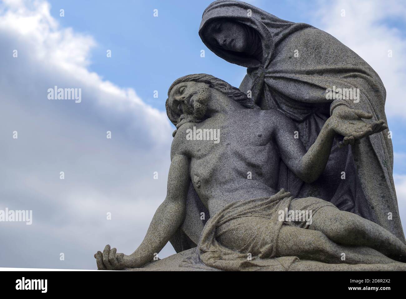 Statue de cimetière, Jésus et Marie pieta contre un ciel bleu. Banque D'Images