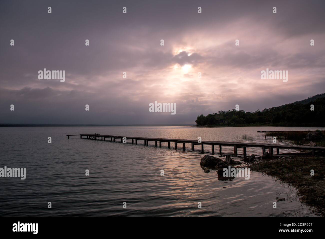 Soleil sur le lac Peten Itza Banque D'Images